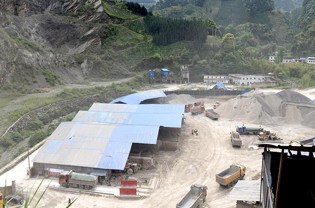 四川樂(lè)山市龍門溪礦業(yè)時(shí)產(chǎn)400噸石料生產(chǎn)線