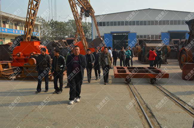 安徽客戶團正在新鄉(xiāng)鼎力廠區(qū)參觀設(shè)備