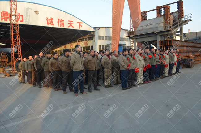 張總現(xiàn)場為獲獎(jiǎng)員工頒發(fā)證書和獎(jiǎng)金