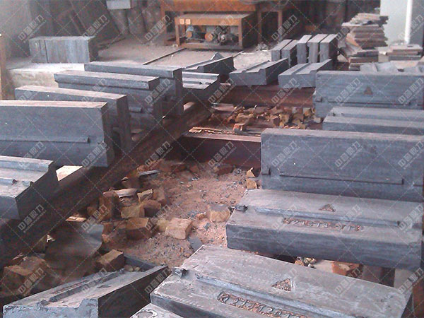 反擊碎石機(jī)板錘